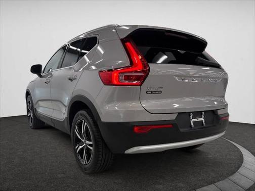 2023 Volvo XC40 B5 Plus Bright Theme