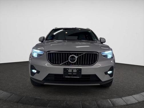 2023 Volvo XC40 B5 Plus Bright Theme