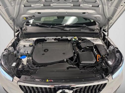 2023 Volvo XC40 B5 Plus Bright Theme