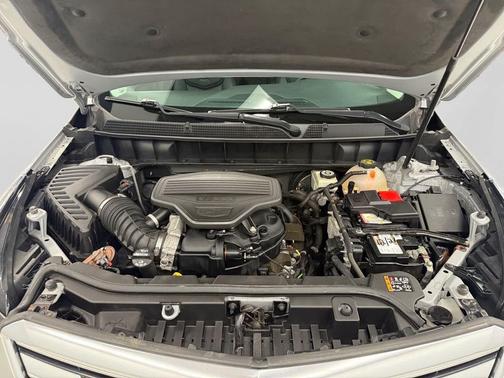 Radiant Silver Metallic 2017 Cadillac XT5 Luxury