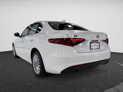 2021 Alfa Romeo Giulia Base