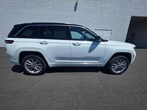 Bright White Clearcoat 2022 Jeep Grand Cherokee SUMMIT