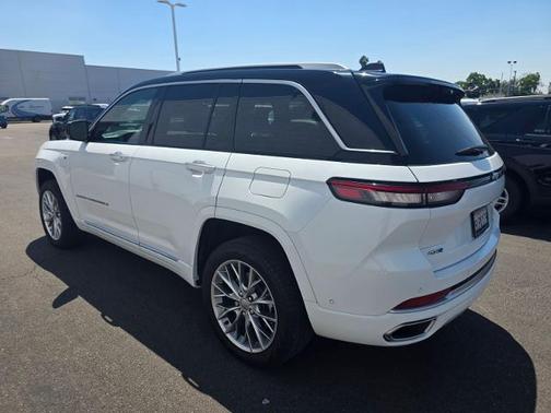 Bright White Clearcoat 2022 Jeep Grand Cherokee SUMMIT