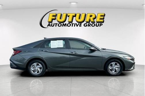 Gray 2025 Hyundai ELANTRA SE