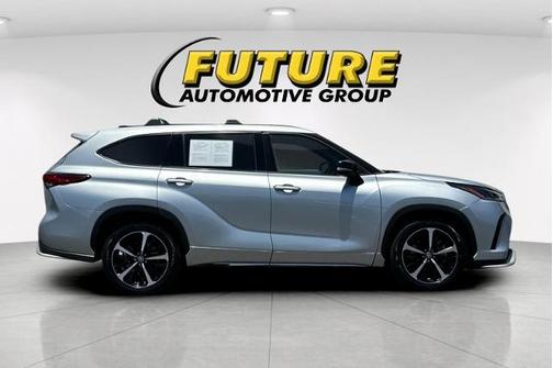 Celestial Silver Metallic 2022 Toyota Highlander XSE