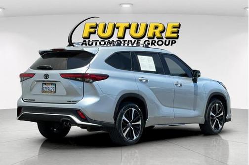 Celestial Silver Metallic 2022 Toyota Highlander XSE