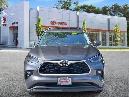 Magnetic Gray Metallic 2022 Toyota Highlander LE