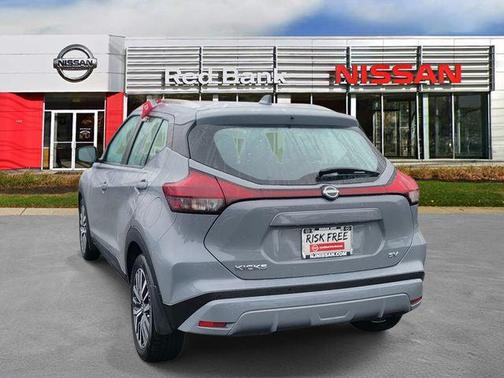 Boulder Gray Pearl 2023 Nissan Kicks SV