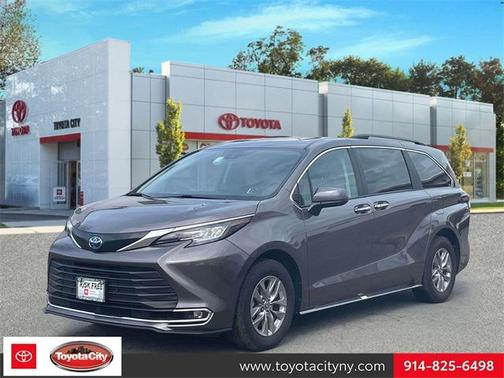 2023 Toyota Sienna XLE