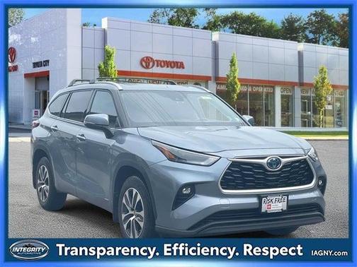2022 Toyota Highlander Hybrid XLE