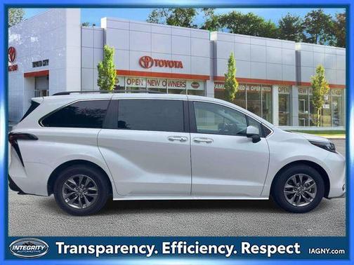 Pearl 2024 Toyota Sienna XLE