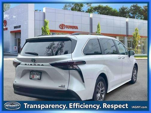 Pearl 2024 Toyota Sienna XLE
