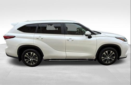 Pearl 2023 Toyota Highlander XLE