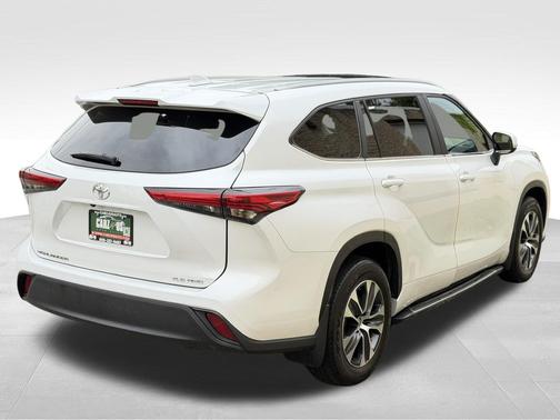 Pearl 2023 Toyota Highlander XLE
