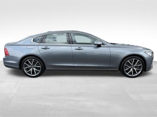 2017 Volvo S90 T6 Momentum