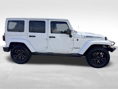 Bright White Clearcoat 2017 Jeep Wrangler Unlimited Sahara