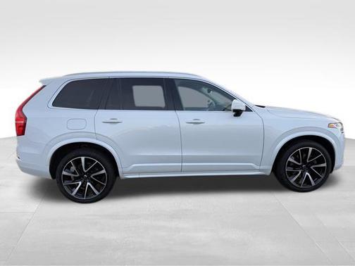 2022 Volvo XC90 T6 Momentum