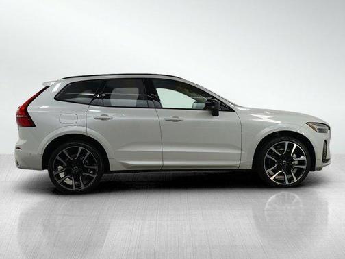 2023 Volvo XC60 B6 Ultimate Dark Theme