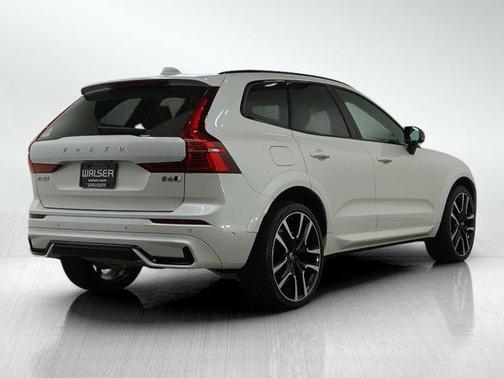 2023 Volvo XC60 B6 Ultimate Dark Theme