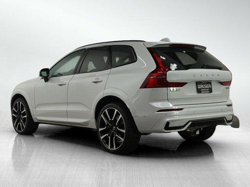 2023 Volvo XC60 B6 Ultimate Dark Theme