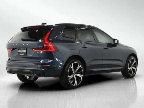 2023 Volvo XC60 B5 Ultimate Dark Theme