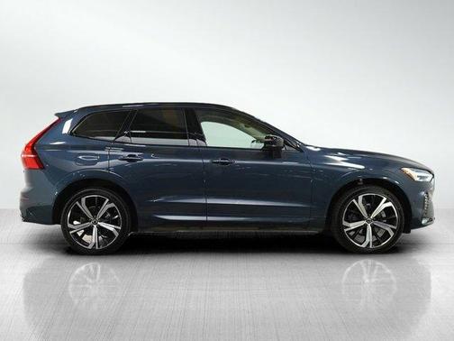 2023 Volvo XC60 B5 Ultimate Dark Theme