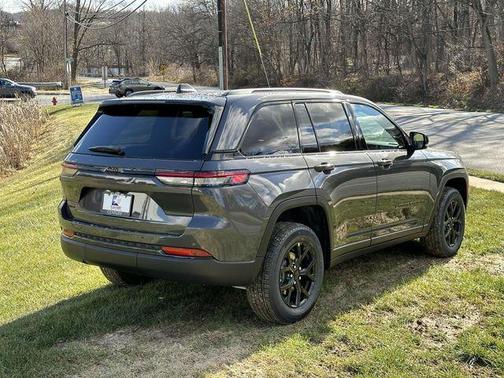2025 Jeep Grand Cherokee Laredo