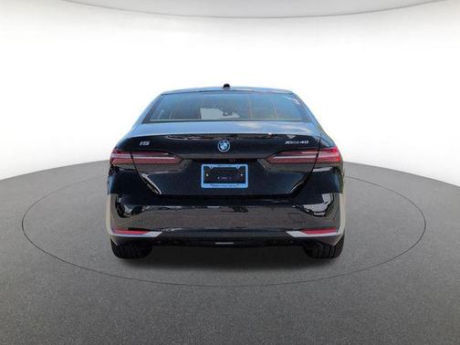 Black Sapphire Metallic 2026 BMW i5 xDrive40