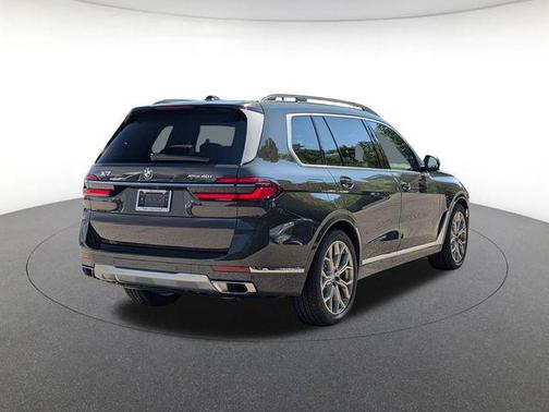 Dravit Grey Metallic 2027 BMW X7 xDrive40i