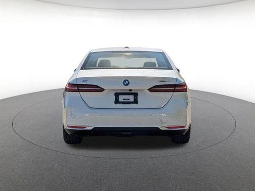 Mineral White Metallic 2026 BMW i5 xDrive40