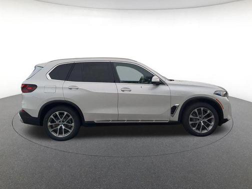White Metallic 2026 BMW X5 xDrive40i