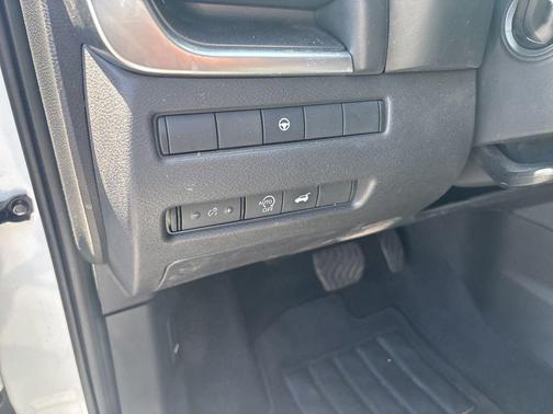Pearl 2024 Nissan Rogue SV