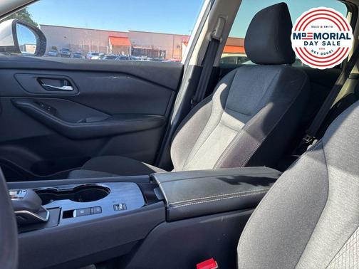 Pearl 2024 Nissan Rogue SV