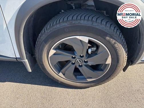 Pearl 2024 Nissan Rogue SV
