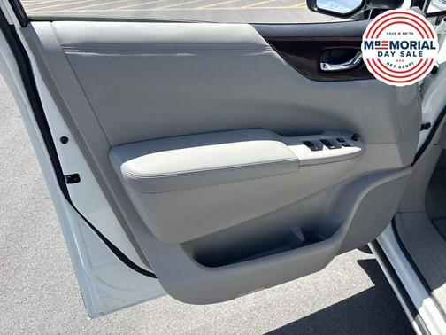 White Pearl 2014 Nissan Quest SV