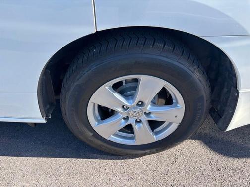 White Pearl 2014 Nissan Quest SV