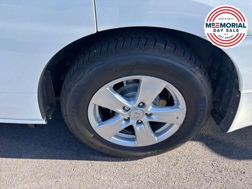 White Pearl 2014 Nissan Quest SV