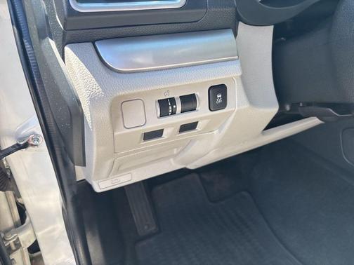 Crystal White Pearl 2016 Subaru Forester 2.5i Premium