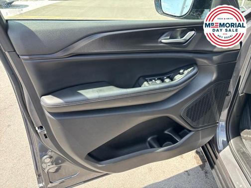 Metallic 2023 Jeep Grand Cherokee L Laredo