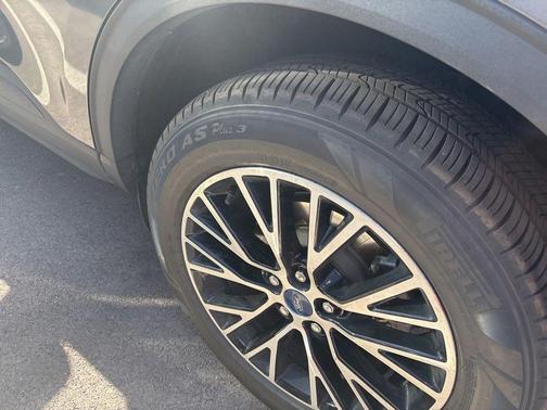 Gray Metallic 2022 Ford Escape PHEV Titanium