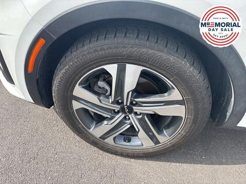 Snow White Pearl 2023 Kia Sorento Hybrid EX