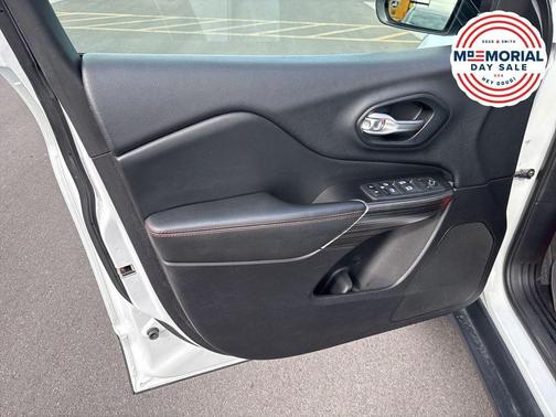 Bright White Clearcoat 2014 Jeep Cherokee Trailhawk