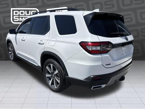 White 2024 Honda Pilot Touring
