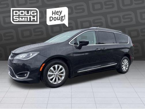Brilliant Black Crystal Pearlcoat 2019 Chrysler Pacifica Touring-L