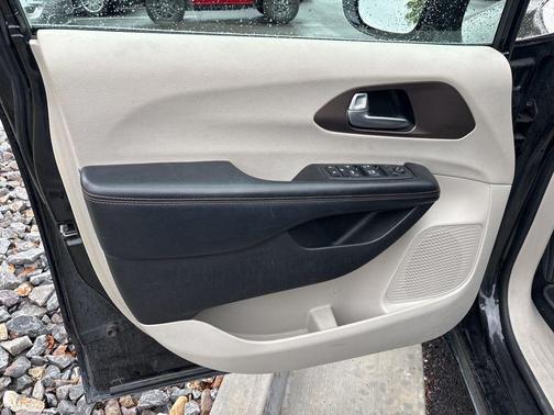 Brilliant Black Crystal Pearlcoat 2019 Chrysler Pacifica Touring-L