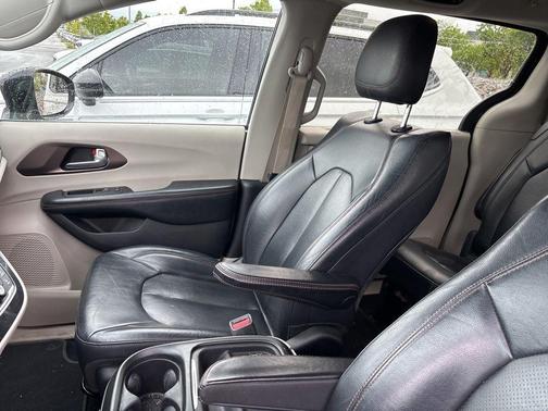 Brilliant Black Crystal Pearlcoat 2019 Chrysler Pacifica Touring-L
