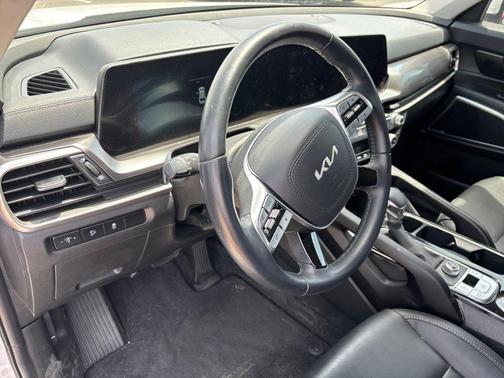 Glacial White Pearl 2024 Kia Telluride LX