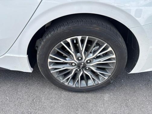 Snow White Pearl 2024 Kia Forte GT-Line