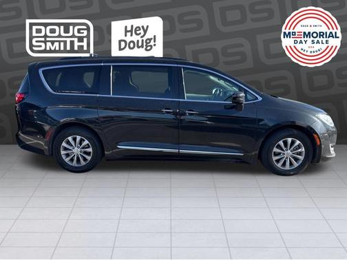 Brilliant Black Crystal Pearlcoat 2017 Chrysler Pacifica Touring-L