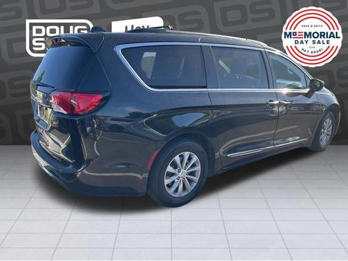Brilliant Black Crystal Pearlcoat 2017 Chrysler Pacifica Touring-L